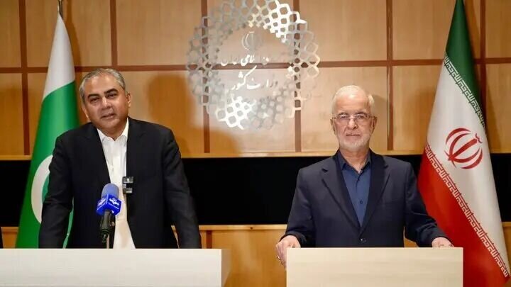 وزير الداخلية: إيران تسعى لزيادة حجم التبادل التجاري مع باكستان بمقدار 10 مليارات دولار
