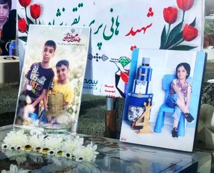 کنار مزار سوم از ردیف آخر