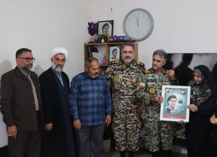 امیر سرتیپ الهامی با  خانواده شهید احمد حسین‌نژاد دیدار کرد