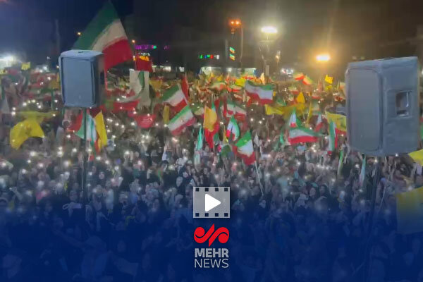 خوشحالی مردم در میدان انقلاب بعد از حمله موشکی ایران به اسرائیل