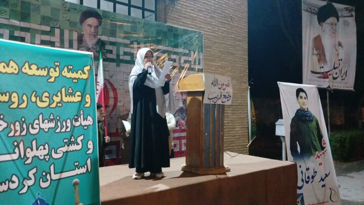 رجزخوانی دانش‌آموز بیجاری در اجتماعات خیابانی