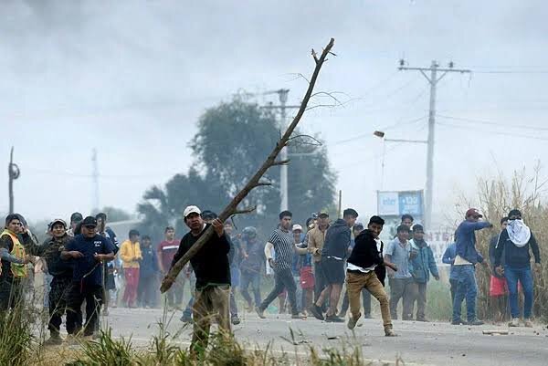 Police, protesters clash in Bolivia at road blockade