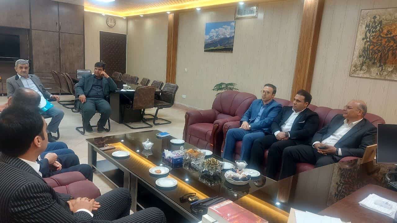 فرماندار ازنا تاکید کرد: تسهیل اجرای طرح گلخانه ۴۰ هکتاری چش