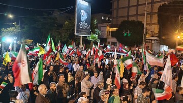 شعرخوانی در حمایت از مردم لبنان در اجتماع شبانه مردم کرمانشاه