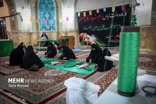 کارگاه دوخت لباس شیرخوارگان حسینی در حرم مطهر رضوی