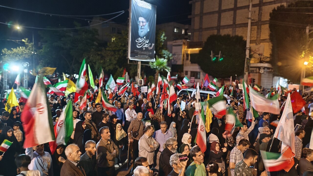 شعرخوانی در حمایت از مردم لبنان در اجتماع شبانه مردم کرمانشا