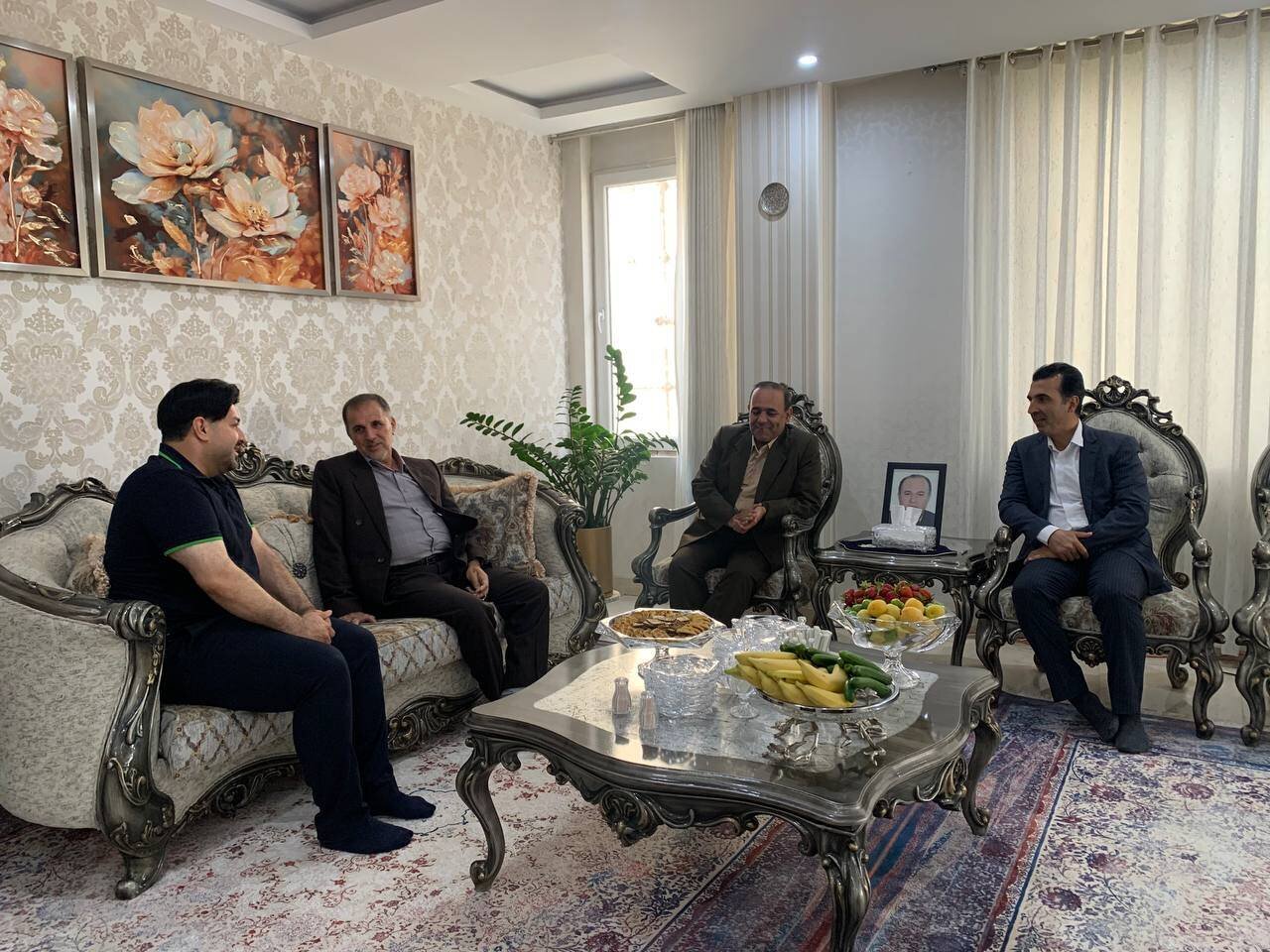 تجلیل از خانواده‌های شهدا و ایثارگران سنندج با اهدای یادبود 