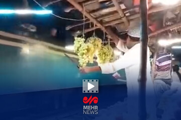اقدام عجیب دستفروش بنگلادشی مقابل یک قطار مسافربری