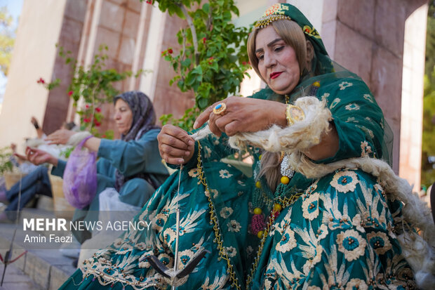 مسابقه نخ ریسی سنتی در شیراز