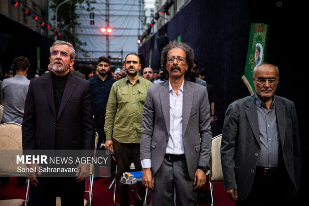 مراسم اعطای نشان «سمت درست تاریخ»