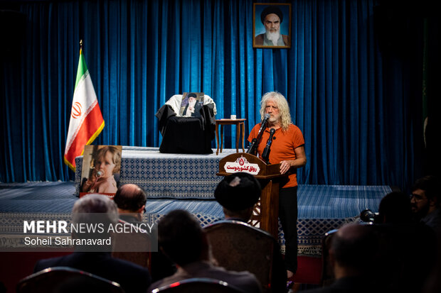 مراسم اعطای نشان «سمت درست تاریخ»