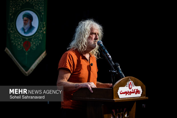 مراسم اعطای نشان «سمت درست تاریخ»