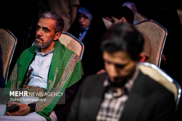 مراسم اعطای نشان «سمت درست تاریخ»
