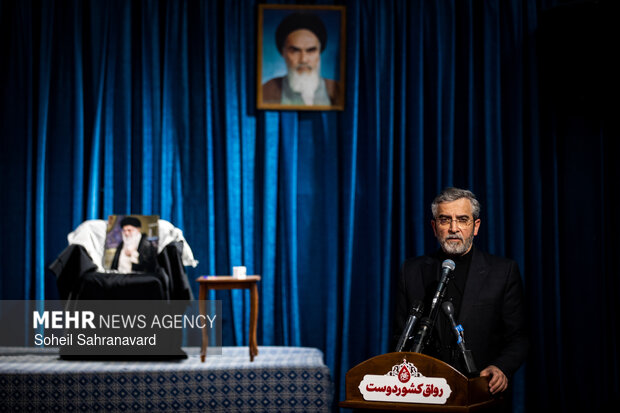 مراسم اعطای نشان «سمت درست تاریخ»