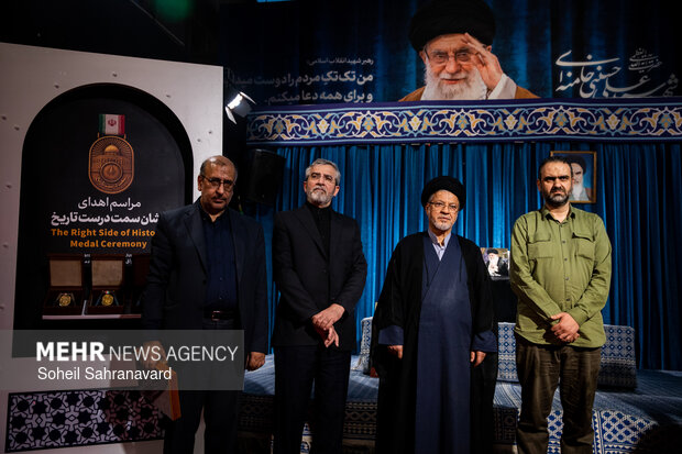مراسم اعطای نشان «سمت درست تاریخ»