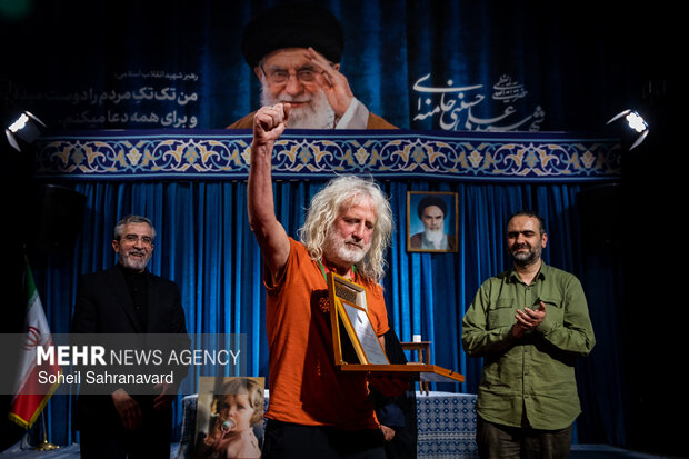 مراسم اعطای نشان «سمت درست تاریخ»