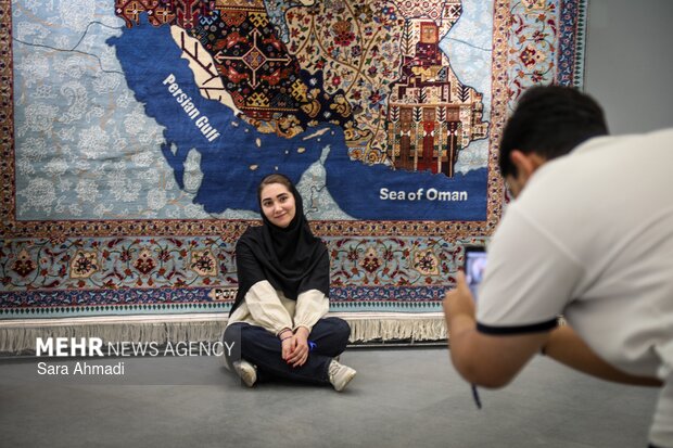 رونمایی از دو فرش نفیس آستان قدس رضوی در مشد