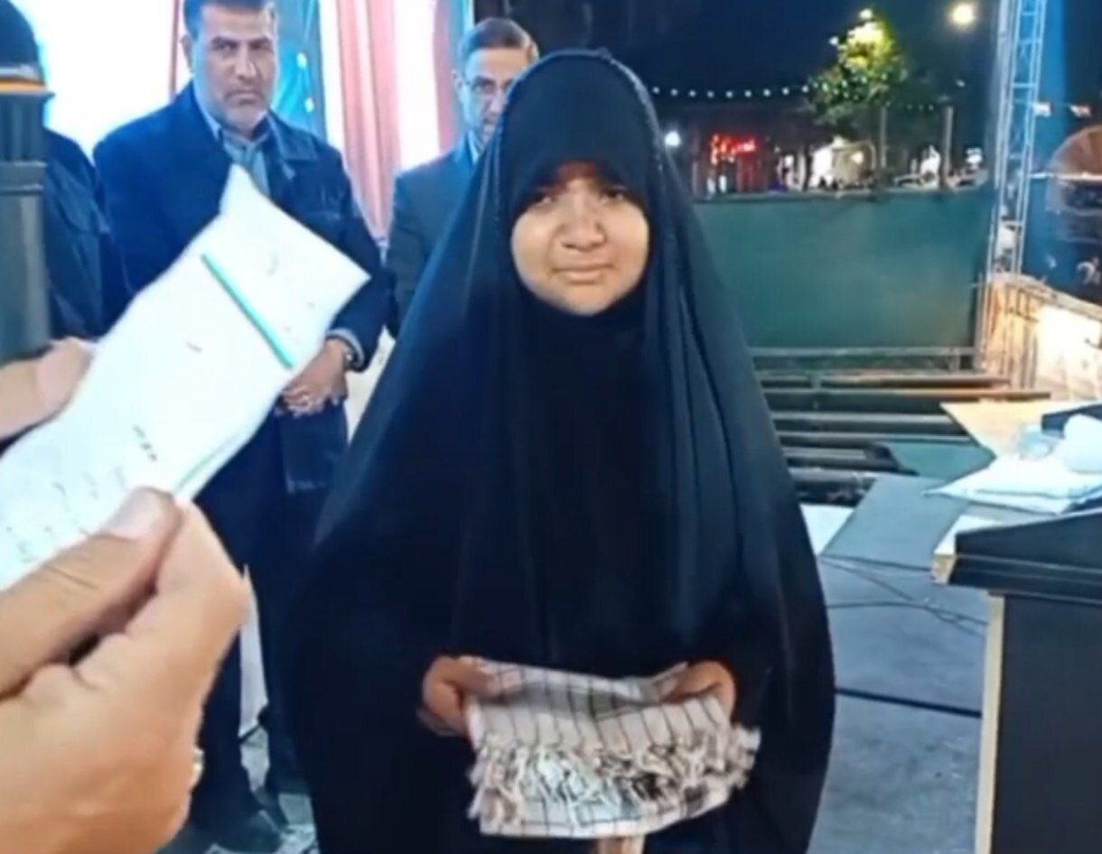 هدیه رهبر شهید به دست دختر زنجانی رسید