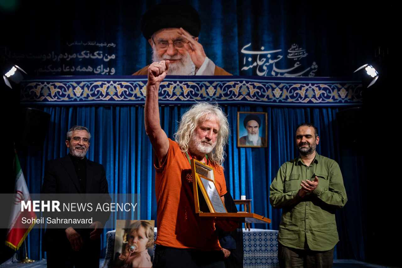 مراسم اعطای نشان «سمت درست تاریخ»