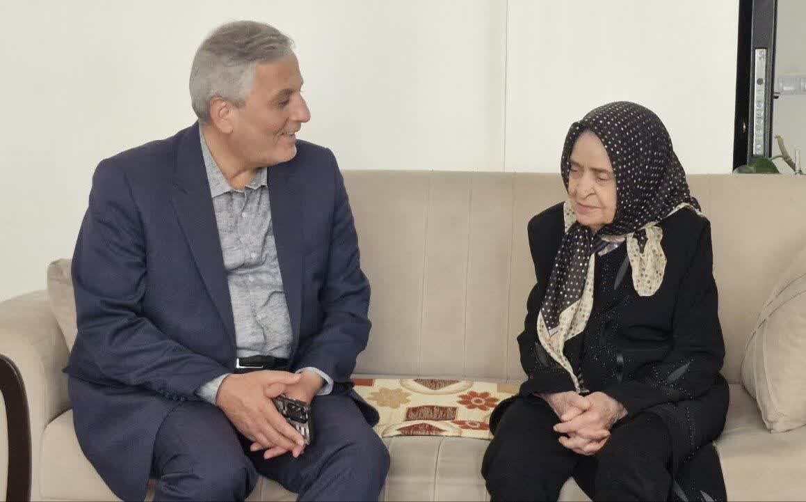 دیدار مدیرکل بنیاد شهید آذربایجان‌شرقی با خانواده 
