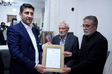 دیدار وزیر ارتباطات با خانواده شهیدان «موسوی» و «خطیب» در قم