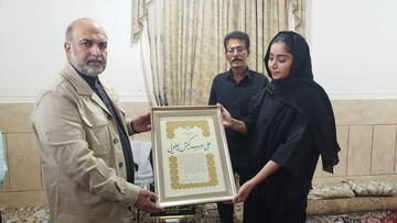 مدیرعامل صندوق هنر با خانواده دو تن از شهدای دانش آموز میناب دیدار کرد