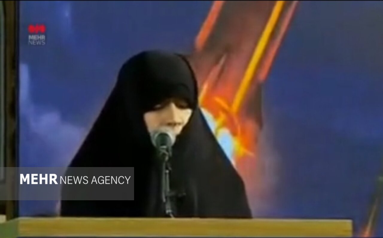 ریحانه سلامی: در برابر مردم ایران سر تعظیم فرود آو
