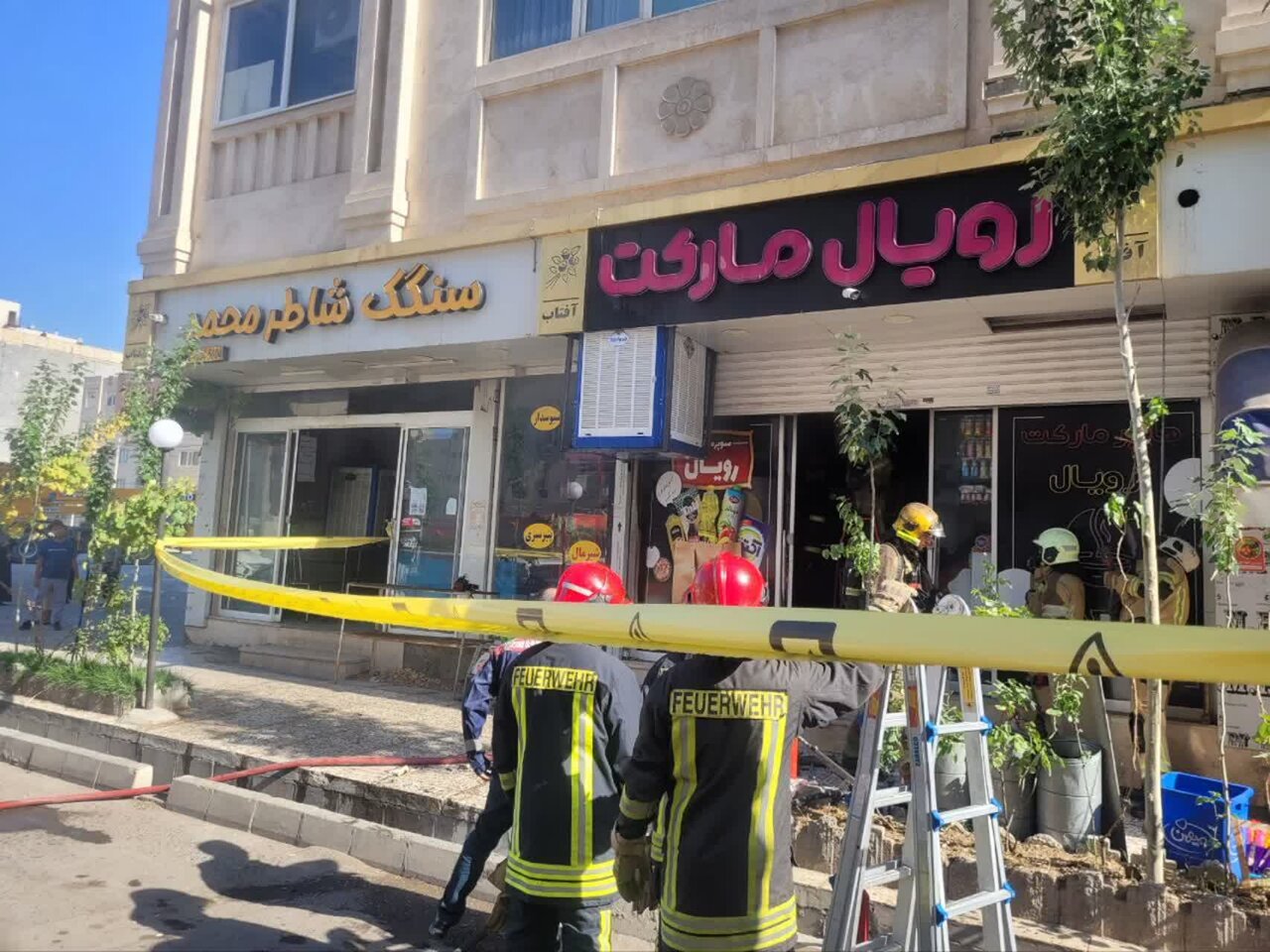 حریق یک واحد تجاری در مشهد؛ امدادرسانی به ۲۰ واحد مسکونی بدو