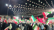 مردم رودسر همچنان در میدان ایستاده اند