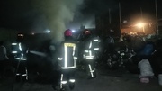 حریق انبار ضایعات در مشهد؛ آتش‌نشانان از سرایت آتش جلوگیری کردند