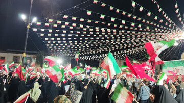 مردم رودسر همچنان در میدان ایستاده اند
