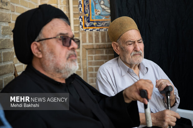برافراشتن خیمه عزاداری محرم در صحن امامزاده موسی مبرقع (ع) قم