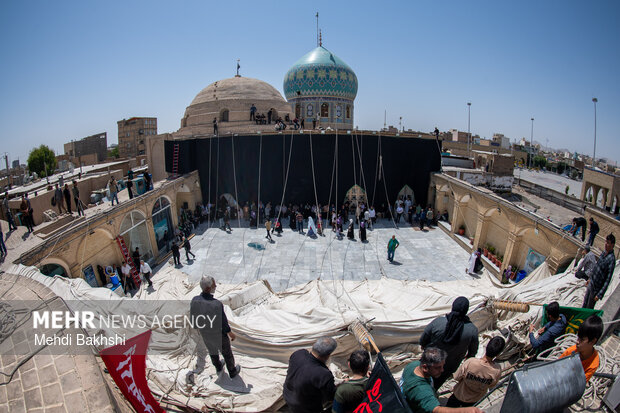برافراشتن خیمه عزاداری محرم در صحن امامزاده موسی مبرقع (ع) قم