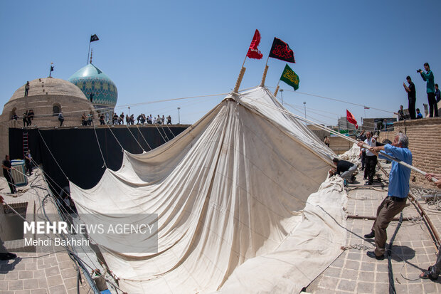 برافراشتن خیمه عزاداری محرم در صحن امامزاده موسی مبرقع (ع) قم