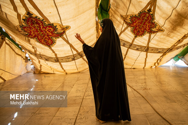 برافراشتن خیمه عزاداری محرم در صحن امامزاده موسی مبرقع (ع) قم