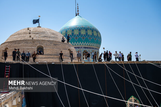 برافراشتن خیمه عزاداری محرم در صحن امامزاده موسی مبرقع (ع) قم