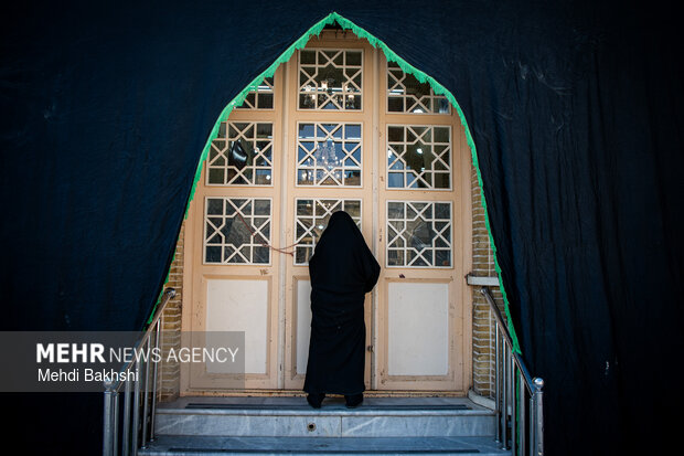 برافراشتن خیمه عزاداری محرم در صحن امامزاده موسی مبرقع (ع) قم