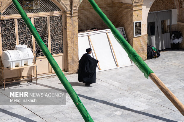 برافراشتن خیمه عزاداری محرم در صحن امامزاده موسی مبرقع (ع) قم
