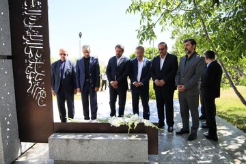 ادای احترام سخنگوی وزارت خارجه به مقام شامخ شهید گمنام در همدان