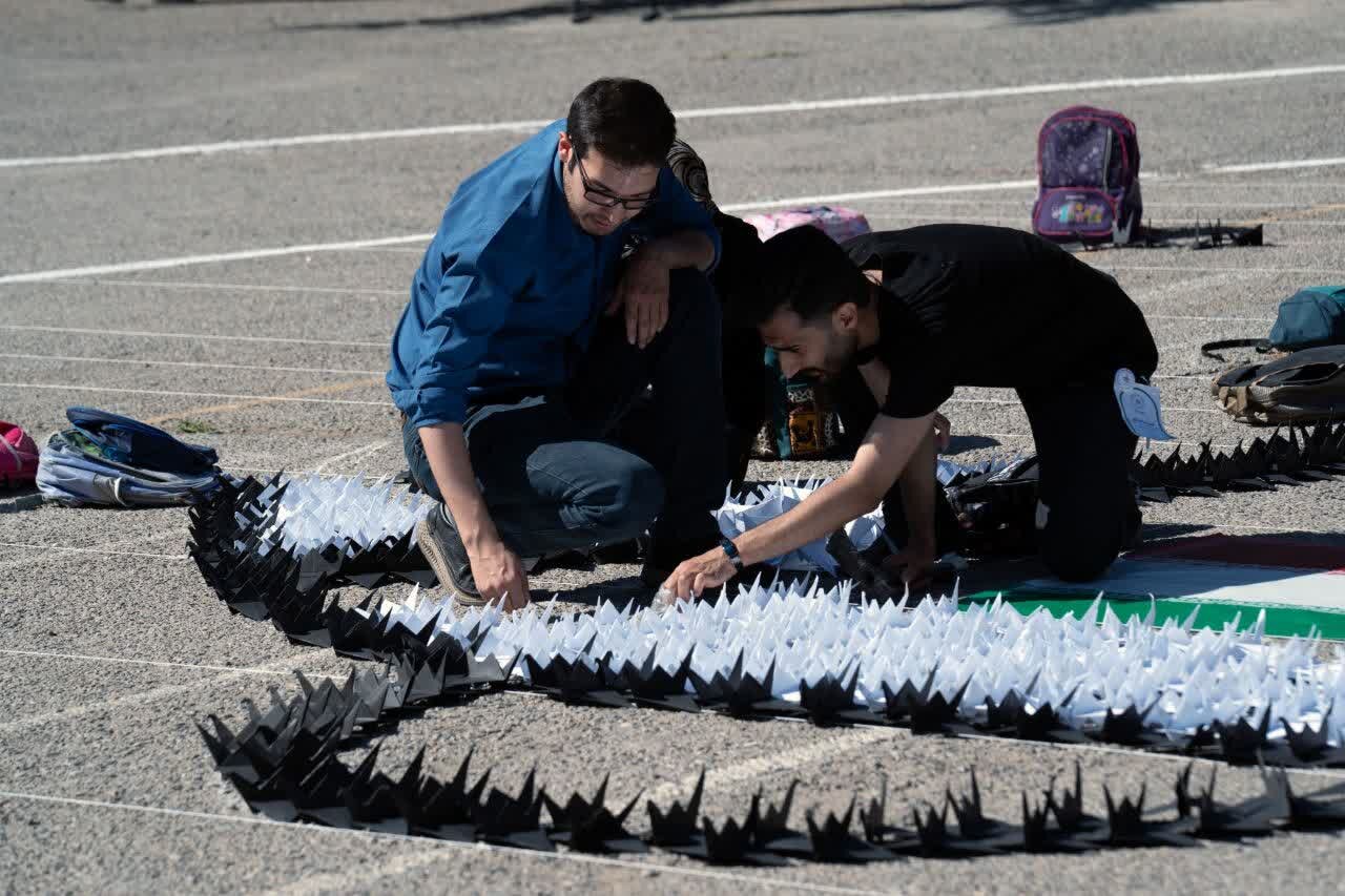 ميناب،مدرسه،چيدمان،شهيد،كودكان،كاغذي،آرزوهاي،شهداي،بربادرفته ...