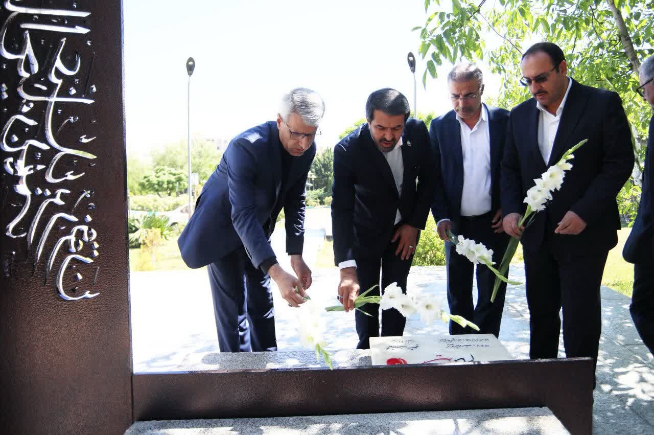 ادای احترام سخنگوی وزارت خارجه به مقام شامخ شهید گمنام در همدان