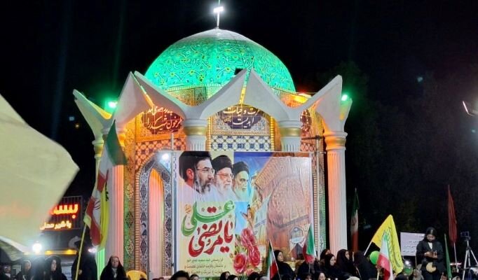 اجتماع حماسی مردم گناوه در جوار یادمان شهدای گمنام
