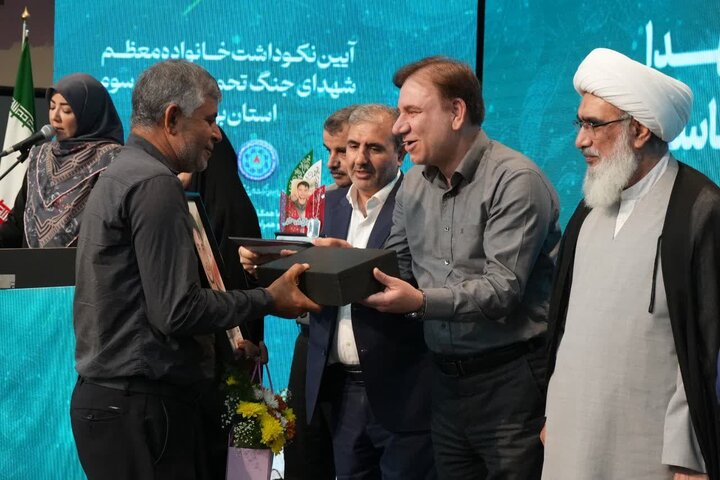 استاندار بوشهر: مسئولان برای حل مسائل خانواده‌های شهدا تلاش کنند