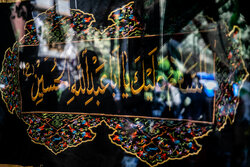 آنها عشق را دور نام حسین علیه‌السلام می‌دوزند