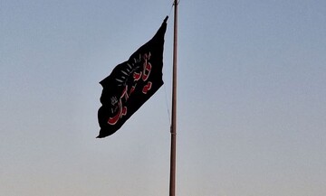 اهتزاز پرچم عزای حسینی در ساحل نیلگون خلیج فارس در گناوه