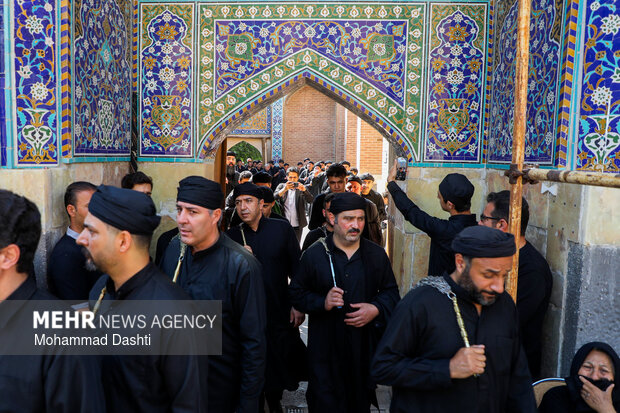 آیین سنتی طشت‌گذاری در بقعه شیخ صفی‌الدین اردبیلی