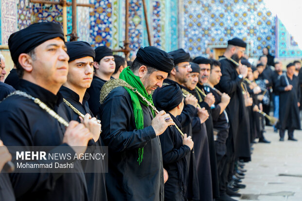 آیین سنتی طشت‌گذاری در بقعه شیخ صفی‌الدین اردبیلی