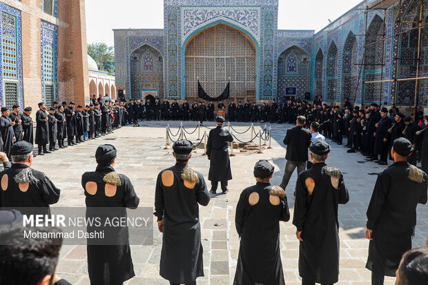 آیین سنتی طشت‌گذاری در بقعه شیخ صفی‌الدین اردبیلی