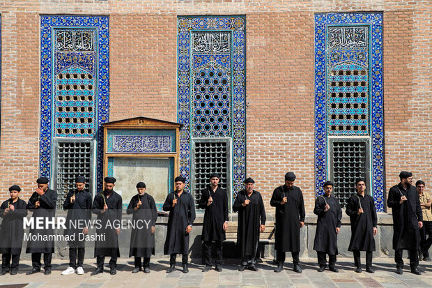 آیین سنتی طشت‌گذاری در بقعه شیخ صفی‌الدین اردبیلی