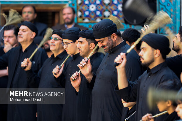 آیین سنتی طشت‌گذاری در بقعه شیخ صفی‌الدین اردبیلی